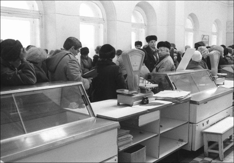 когда в нашей стране была закрытая экономическая система, повсеместный дефицит и масса неудовлетворенных потребностей населения, любой продукт «отрывался с руками» и разлетался, как горячие пирожки